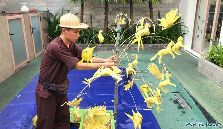 Chàng trai 'biến' lá dừa thành 12 con giáp và hàng chục con vật bán xuyên Tết - Ảnh 1.